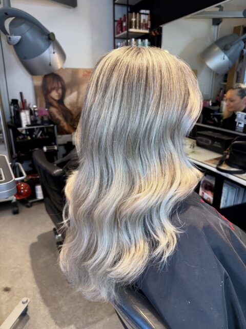 #beforeandafter #blondhighlights #extralonghair #blondorwella ’#wellaeducation #wellanordic #shinefinity #eimiwella