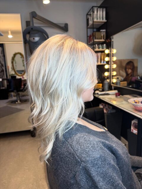 Här gjordes folieslingor som färgades med blondering och sedan nyanserades med @shinefinity #highlights & #vawyblowout