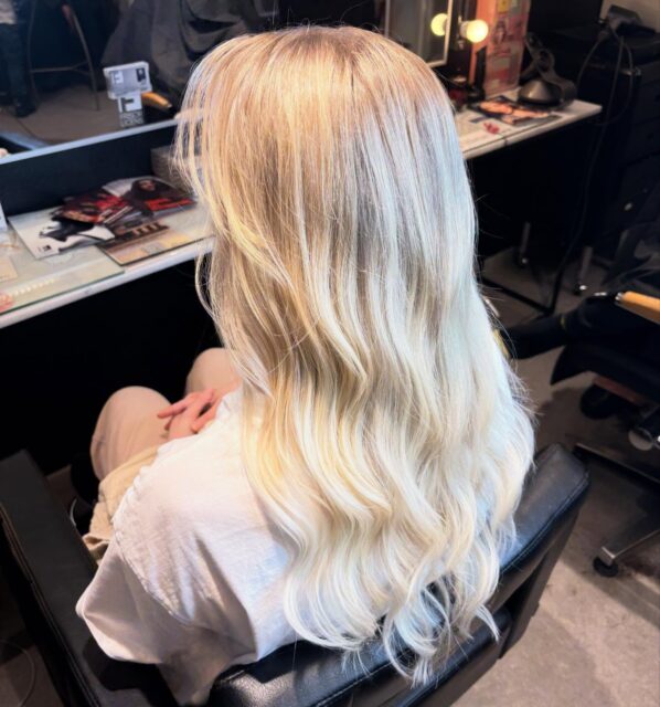 Balayage extra långt hår, kundens hår innan klippningen var 85 cm, efter klippningen blev håret 50 cm långt.