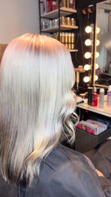 Vald av tjänst: ”Flera färger långt hår” där utväxten på det mörka och ljusa håret redigerades samt längderna freshades upp och nyanserades med den rätta färgen. Användes #iluminacolor från #wellaprofessionals