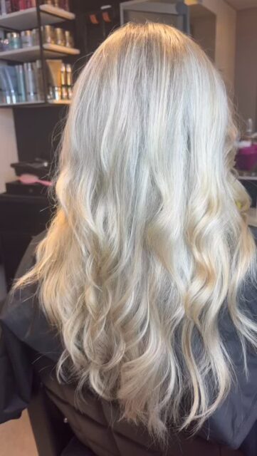 En återkommande kund som gjorde en korrigering av sin utväxt med folieslingor. Slingorna plockades varsamt för att få en mjukare kant och för att undvika markerad utväxt.