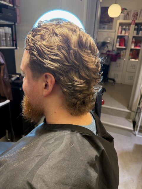 Vilket hår har killen, helt otroligt! Påminner som hår man hade förut; mjukt, följsamt, gyllene, vågigt och det var så lätt att klippa o styla den. Verkligen fantastiskt! 👏