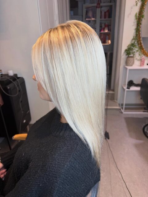 Här gjordes blonda bredda slingor på en 3-4 månaders utväxt. Kunden ville ha  håret så ljus som möjligt så hon ville inte nyansera håret. Kunden ville också ha lite kvar av dom gyllene tonerna i håret för en vanilj känsla så jag använde en lättnyansering .
