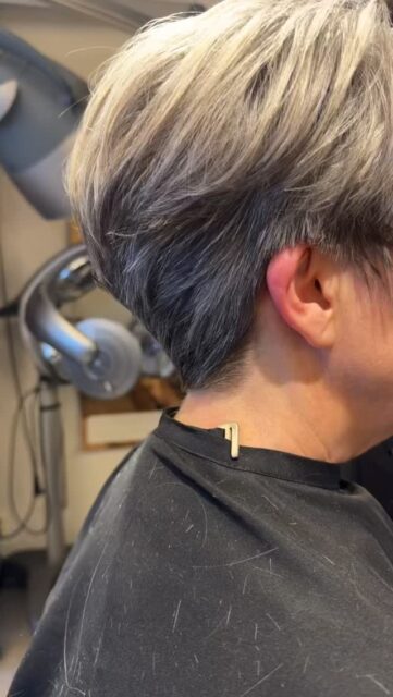 När långt hår blir kort, ”det känns bra”, sa kunden!