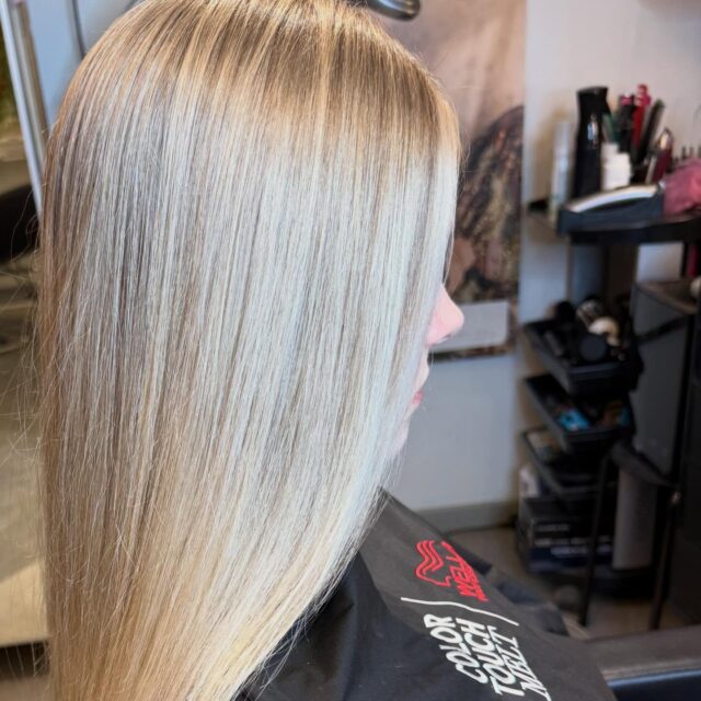 Före & Efterbilder på en upplysning med folieslingor #blondorwella #colortouchwella #blondorplexwella #wellaeducation #wellanordic