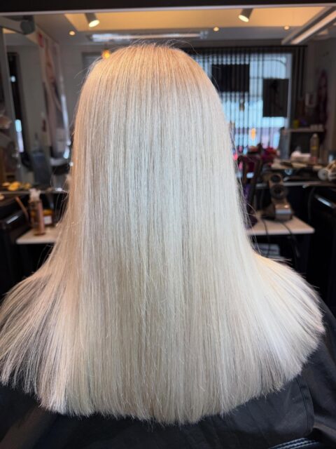 Ljusare hår med foliepaket där slingor plockades med en slingkamm av det finaste slaget för att kunna få en ljusare effekt. Användes #blondorplexmetallpirifyner för att få en klarare blekning och #blondorplexcreamtoner  för att få en kallare ton