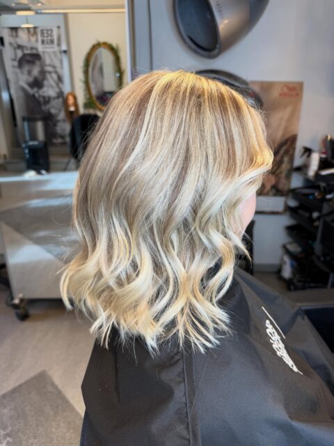 En makeover: håret klipptes till page och folieslingor gjordes i två färger; blonda och bruna för att framhäva dom blonda och för att skapa djup i hårbotten. Användes #blondorplexmetalpurifyner #colortouchwella