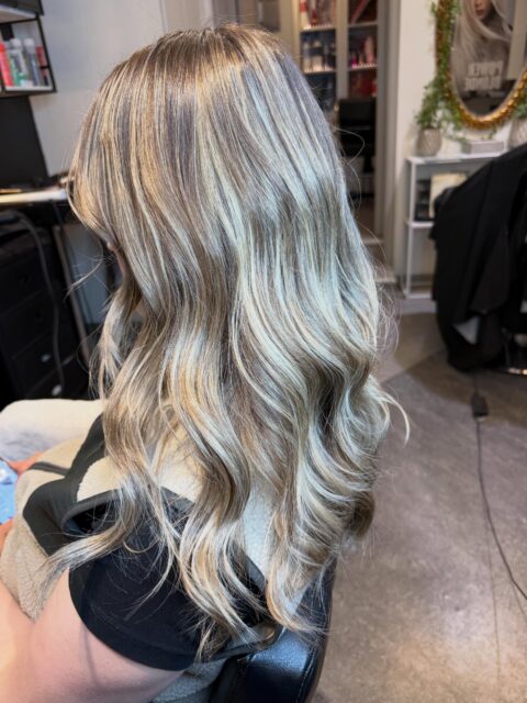 En balayage där ljusa och mörka folie slingor vävdes och tuperades för att få ett mjukare utväxt och utrycka en djup i botten. Håret känns levande pga dom två färgerna och ger mer lekfull effekt när man gör lockor.