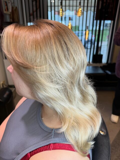 Balayage långt hår; håret plockades i olika bredd och längd av slingor som tuperades för en suddat utväxt och packades i foliepaket. #blondorplexmetalpurifyner användes på slingorna med lågt väteperoxid för en skonsam blekning. Håret efterbehandlades med #wellaplex♥️ i schamponeringen och nyanserades med #shinefinitywella för en kallare effekt. @wellaeducation_sverige. @wellanordic