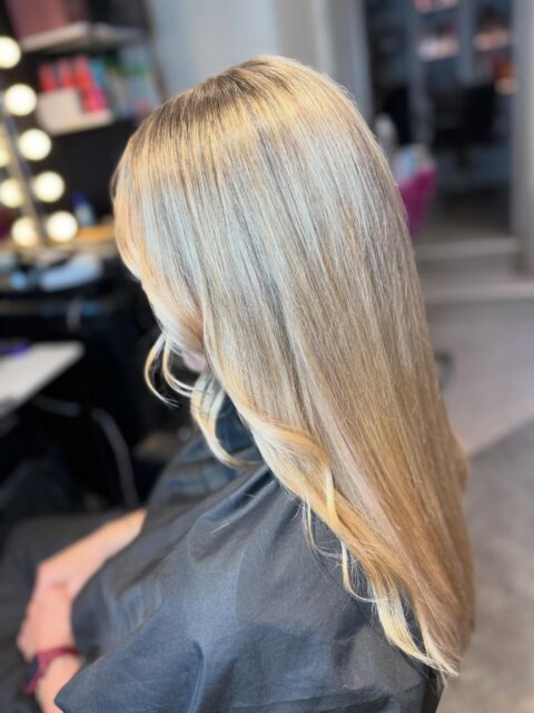 Folieslingor långt hår med nyansering och klippning gjordes det på detta hår. Resultatet blev ett bländande vackert och glansigt hår. Användes #blondorplexmetalpurifyner och #blondorplexcreamtoner