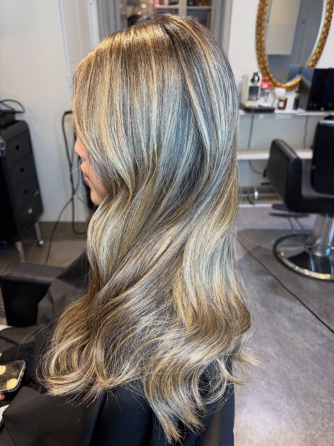 beforeandafter en folieslingning och nyansering på ett extra tjockt och extra långt hår. Använde #blondorwella #blondorplexwella #blondorplexcreamtoner #eimi #dyson